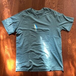 Lululemon men’s size large tee shirt